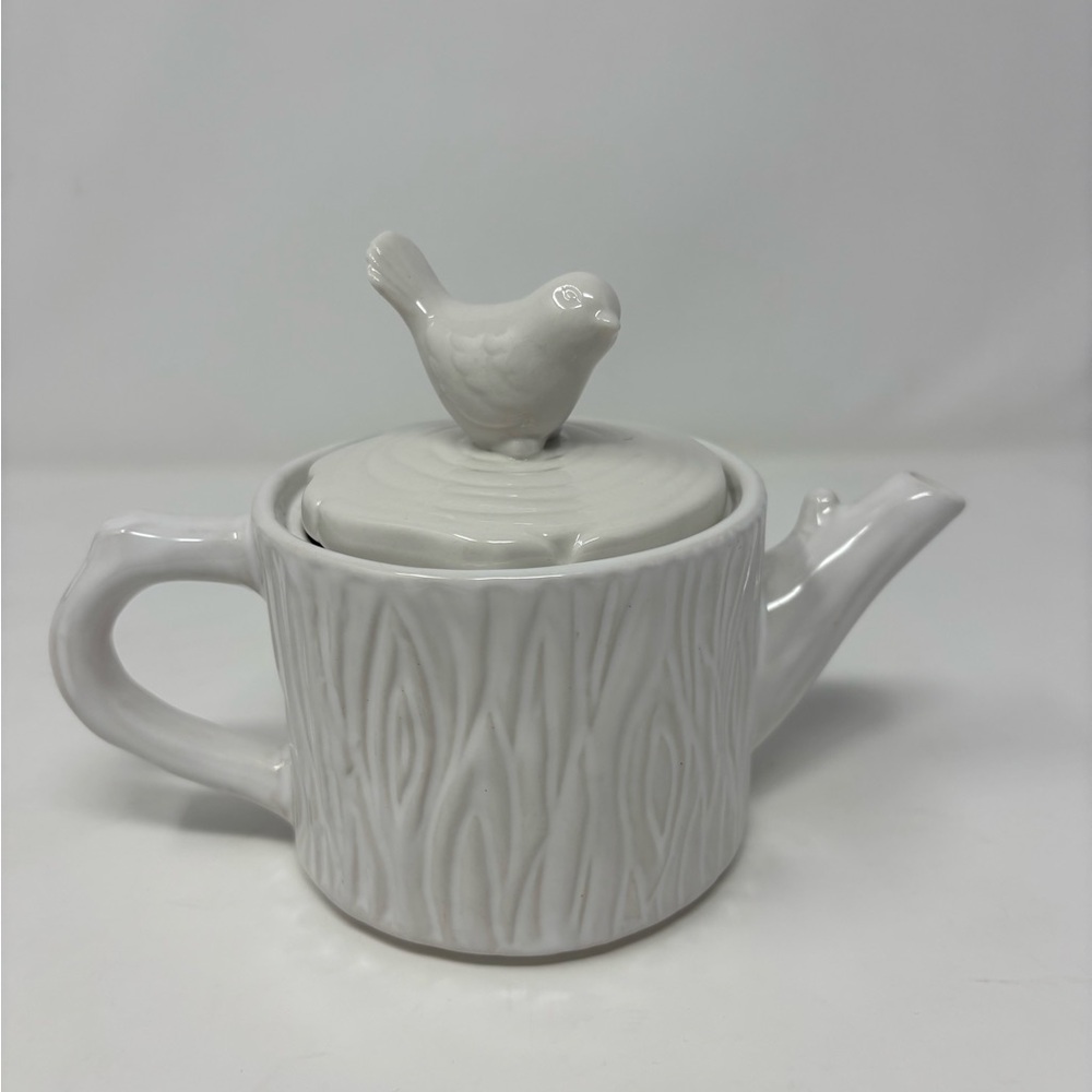 Two's Company Tea for One White Ceramic Porcelain Teapot Woodgrain 3D Bird Lid
